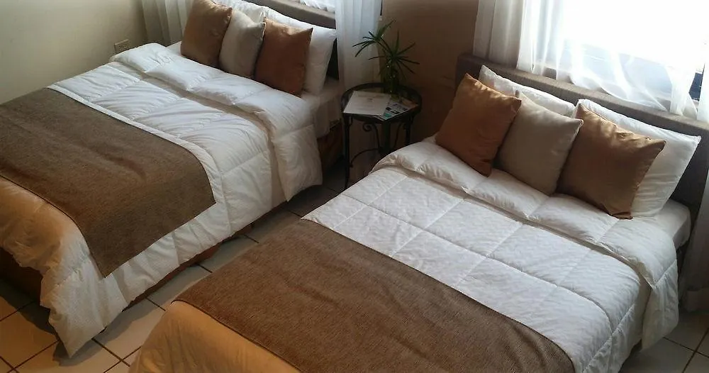 מלון לוקווילו Rainforest & Ocean View Inn At Carabali